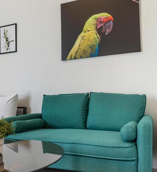 استودیوی استاندارد, Olive Apartments