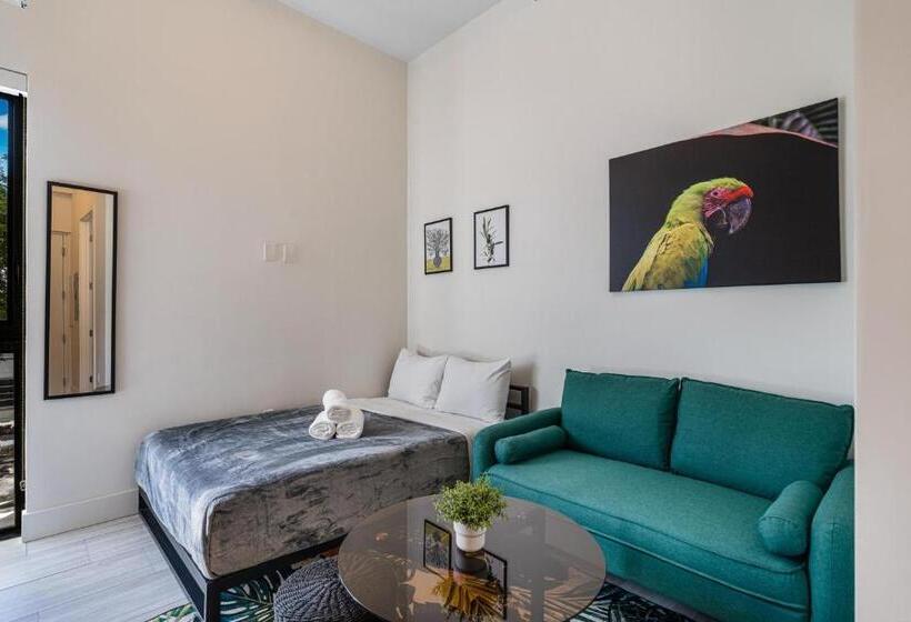 استودیوی استاندارد, Olive Apartments
