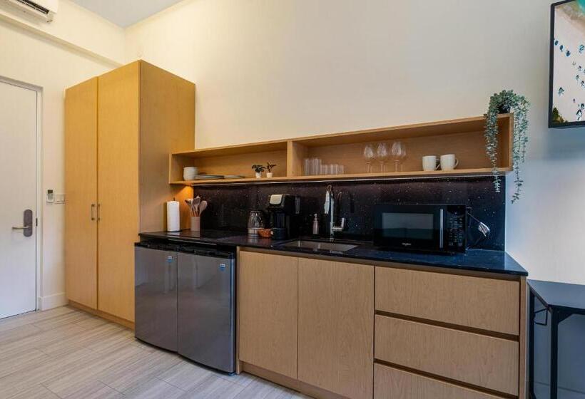 استودیوی استاندارد, Olive Apartments