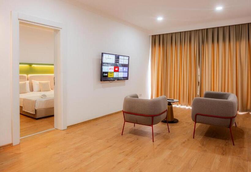 带大床的套房, Regenesis Hotel & Spa