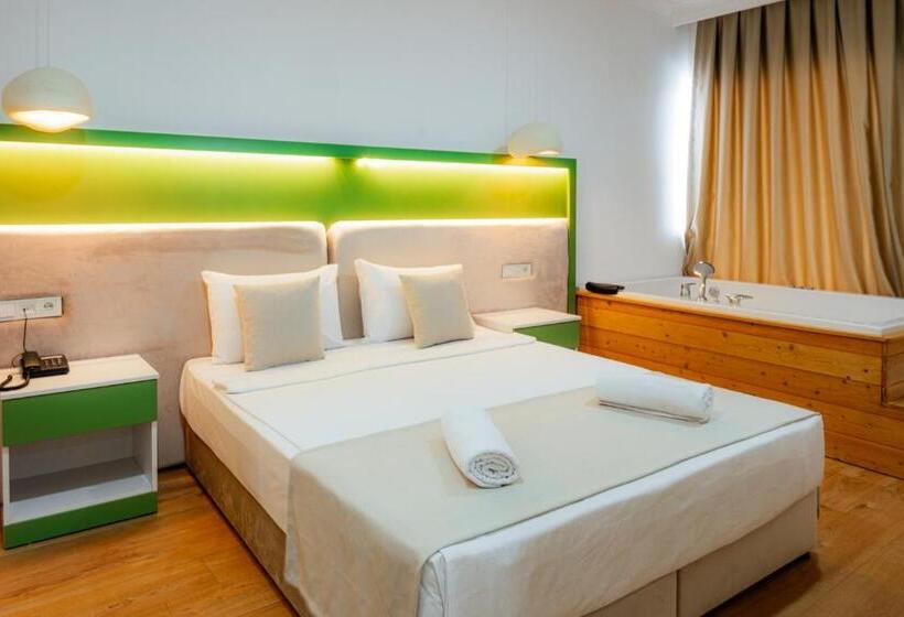 带大床的套房, Regenesis Hotel & Spa