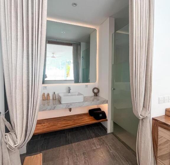 سوییت با چشم‌انداز استخر, Mantra Wellness Center