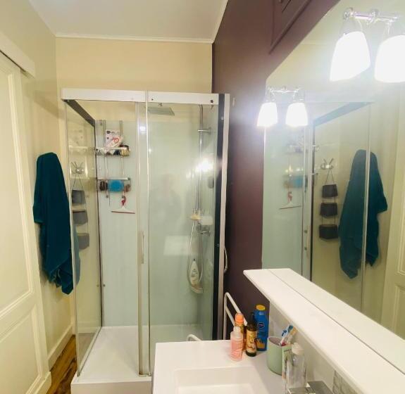 آپارتمان 2 خوابه با تراس, Grand Appartement Ancien 80 M2, 2 Chambres , Salon, Cuisine équipée, Vaste Terrasse, Calme, Proche D