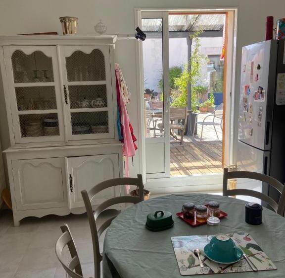 آپارتمان 2 خوابه با تراس, Grand Appartement Ancien 80 M2, 2 Chambres , Salon, Cuisine équipée, Vaste Terrasse, Calme, Proche D
