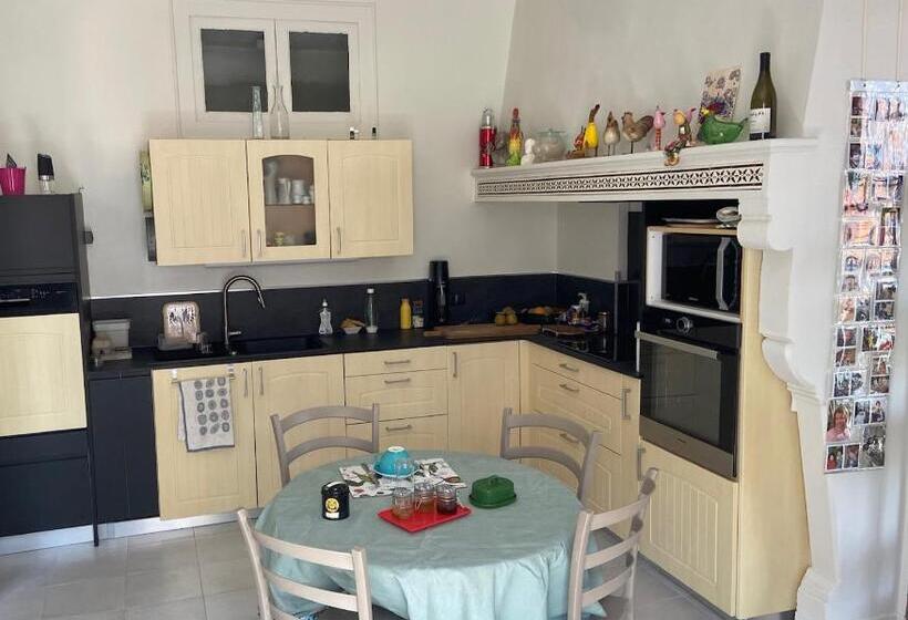 آپارتمان 2 خوابه با تراس, Grand Appartement Ancien 80 M2, 2 Chambres , Salon, Cuisine équipée, Vaste Terrasse, Calme, Proche D