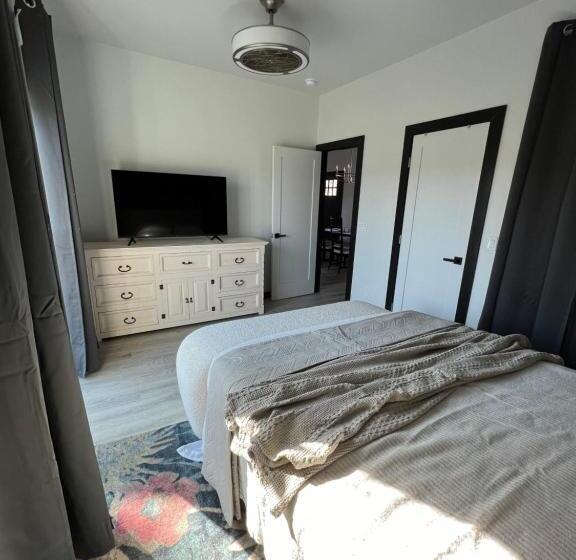 خانه 1 خوابه, Sweet Hill Top Townhouse