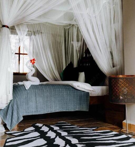 سوییت جونیور, Weru Weru River Lodge