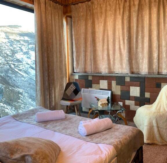 سوییت با چشم‌انداز کوه, Harsnadzor Eco Resort