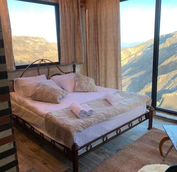سوییت با چشم‌انداز کوه, Harsnadzor Eco Resort