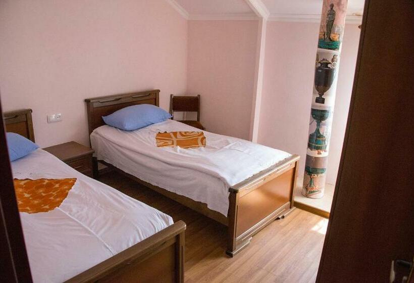 اتاق اکونومی, B&b Odzun