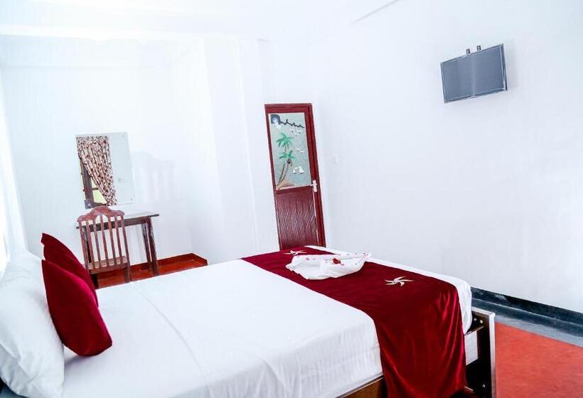 اتاق لوکس با بالکن, Crescent Sea Resort