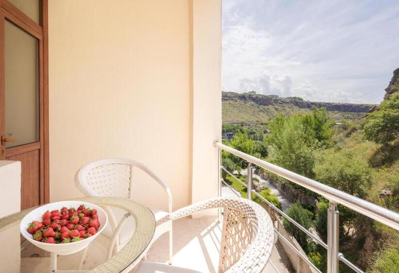 تختخواب در اتاق مشترک, Arzni Health Resort