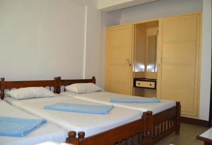Economy Triple Room, Manson