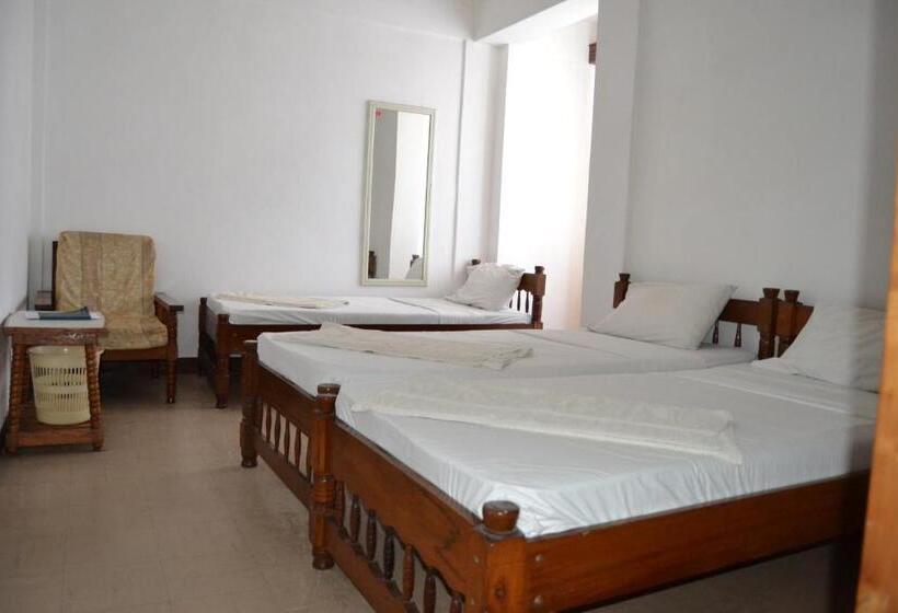 Economy Triple Room, Manson