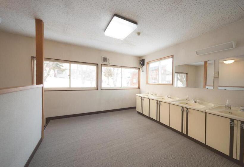 اتاق اکونومی, Hakuba Cortina Backpackers