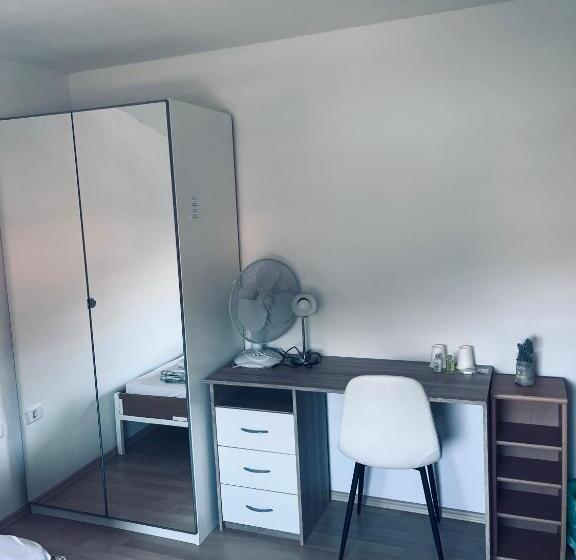 اتاق استاندارد با سرویس بهداشتی مشترک, Rooms Busija
