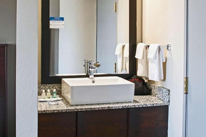 اتاق لوکس با تخت بزرگ, Bentonville Ozark Oasis