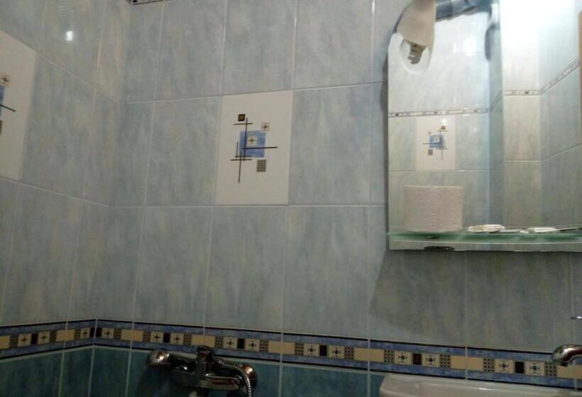 חדר פנטהאוז, Rony