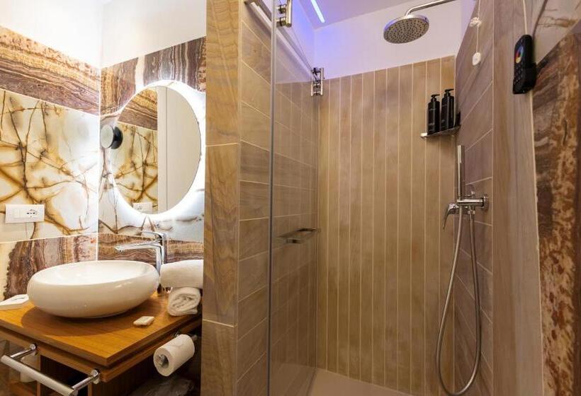 اتاق لوکس با چشم‌انداز دریا, Maggiano Boutique