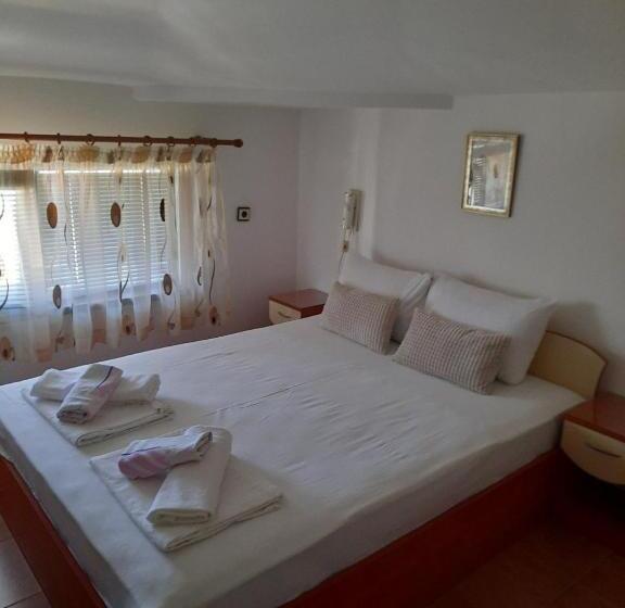 آپارتمان 1 خوابه با تراس, Guest House Rositsa