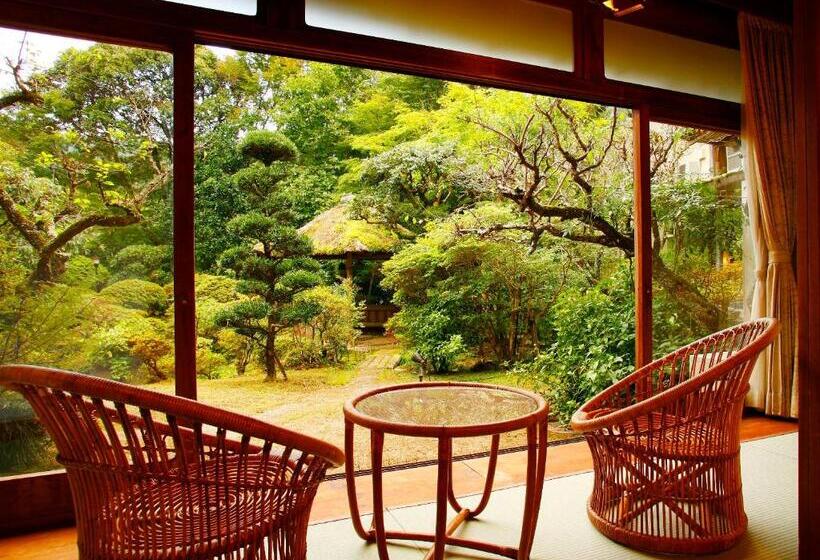 اتاق استاندارد چهارنفره با چشم‌انداز باغ, Sakaya Ryokan Yoshina Onsen