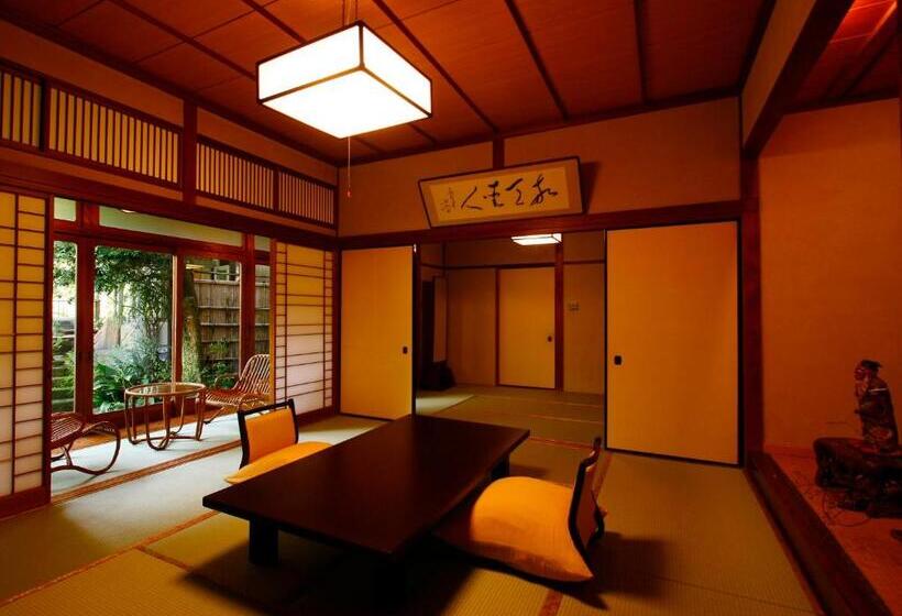 اتاق استاندارد چهارنفره با چشم‌انداز باغ, Sakaya Ryokan Yoshina Onsen