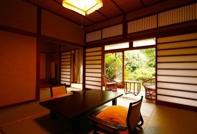 اتاق استاندارد چهارنفره با چشم‌انداز باغ, Sakaya Ryokan Yoshina Onsen