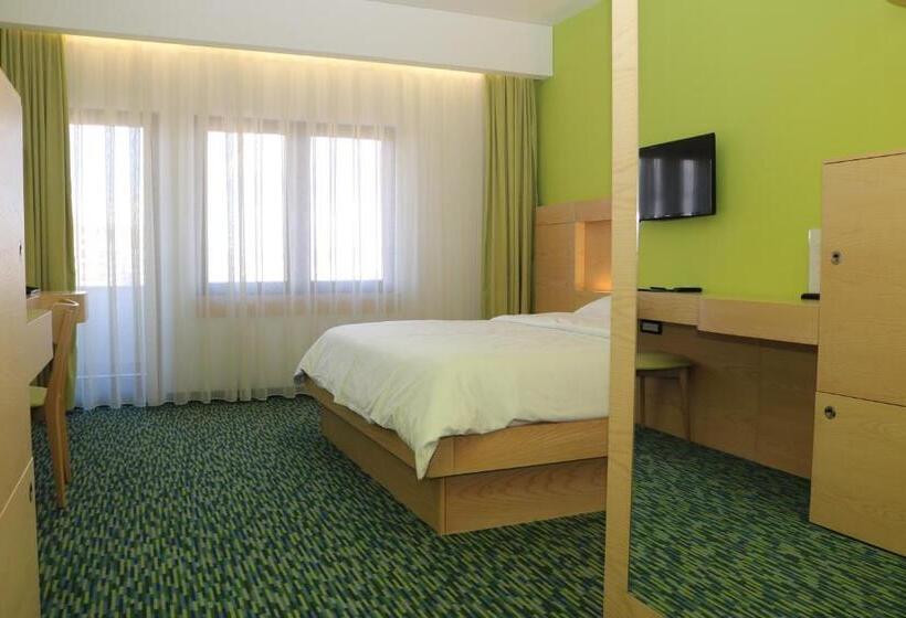 اتاق استاندارد با چشم‌انداز شهر, International Prishtina & Spa