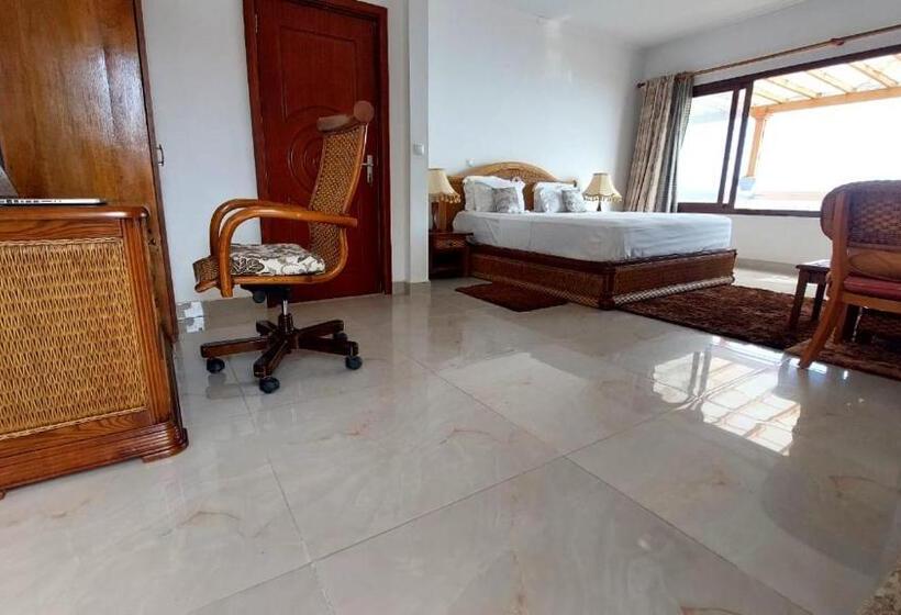 اتاق لوکس با بالکن و چشم‌انداز دریا, Residencial Ramire Tour