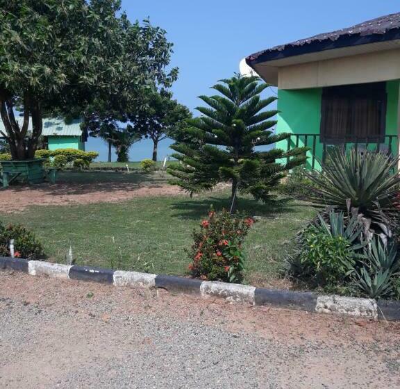 اتاق لوکس با بالکن و چشم‌انداز دریا, Abuesi Beach Resort