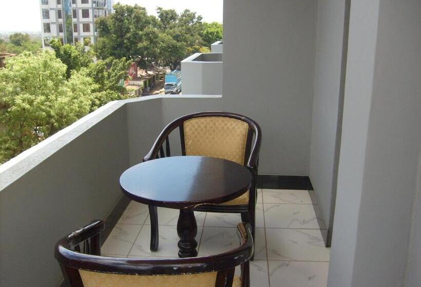 اتاق اکونومی یک تخته, Panama Inn
