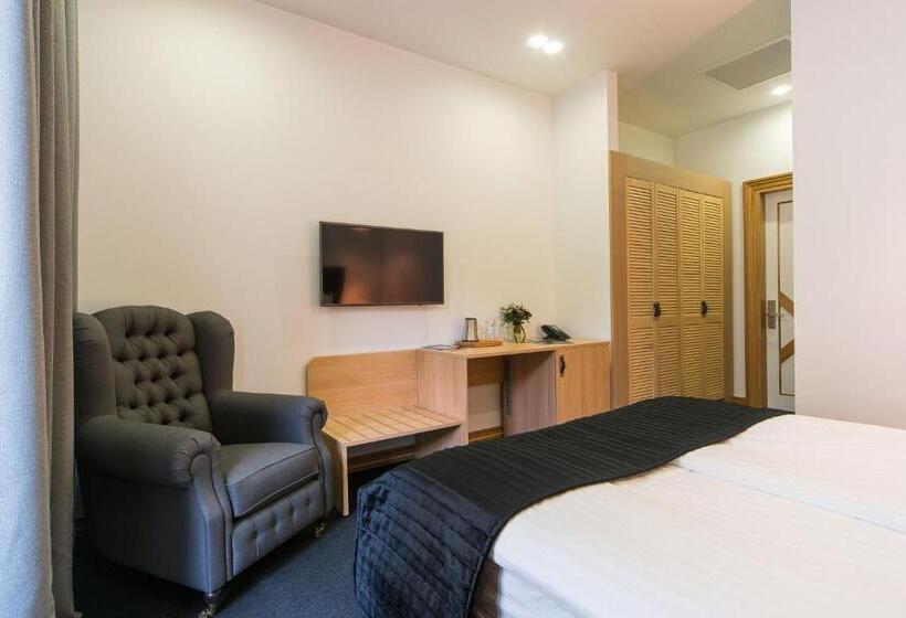 Superior Room with Terrace, Wall Street Maestro