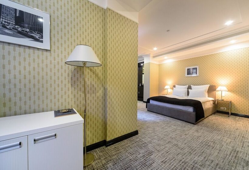 Junior Suite, Wall Street