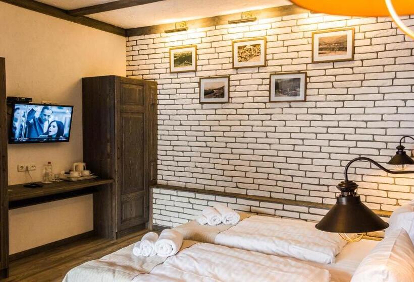 اتاق استاندارد سه نفره, Chalet Crepdechine