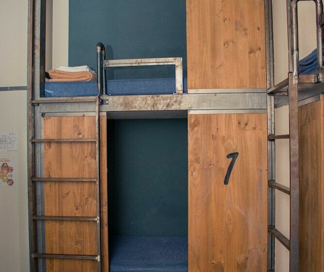 Bed in Shared Room with Shared Bathroom, Black Swan Hostel Sevilla