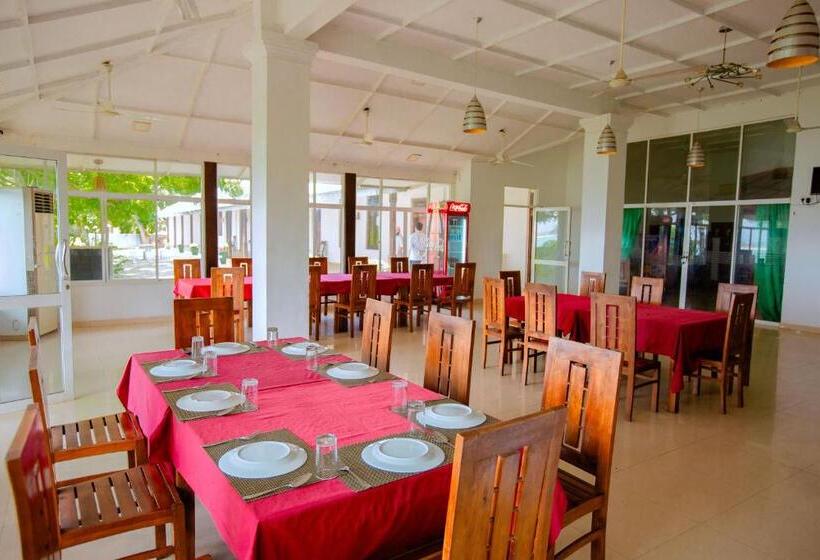 اتاق ساده سه‌ نفره, Rest House Hambantota