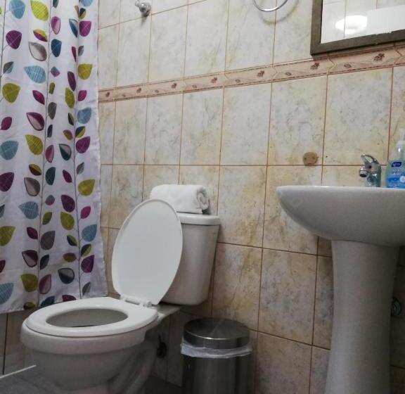 اتاق خانوادگی, Hostal La Base