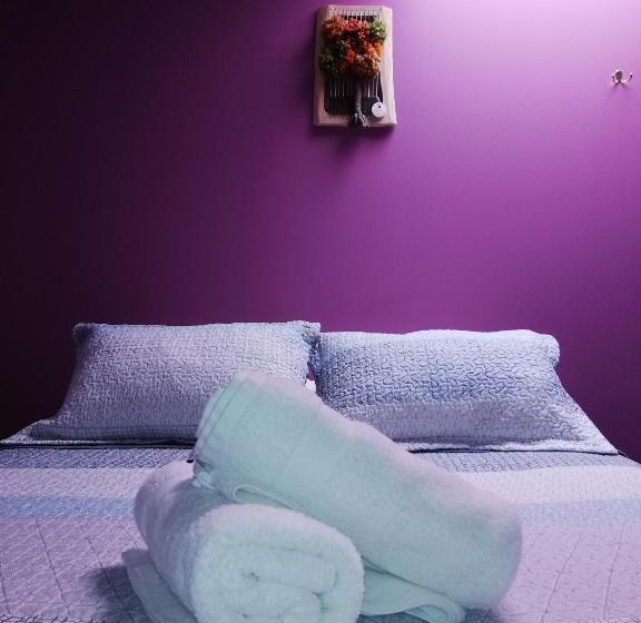 اتاق اکونومی, Hostal La Base