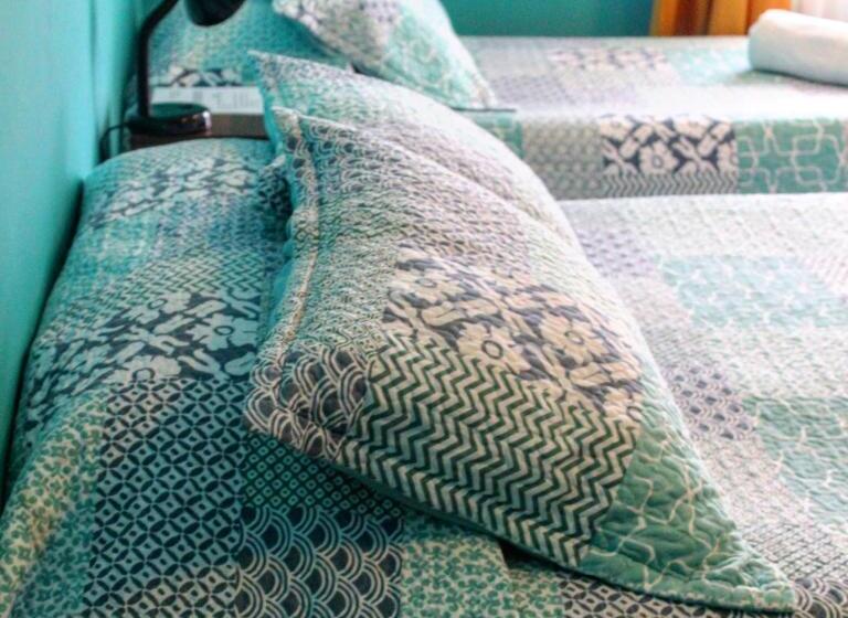 اتاق اکونومی, Hostal La Base