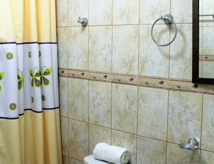 اتاق خانوادگی, Hostal La Base