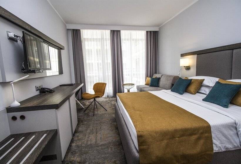 舒适房间带泳池景, Best Western Plus Premium Inn