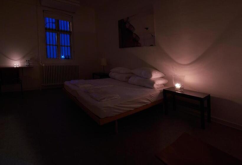 スタンダードルーム, Sleepin Fængslet
