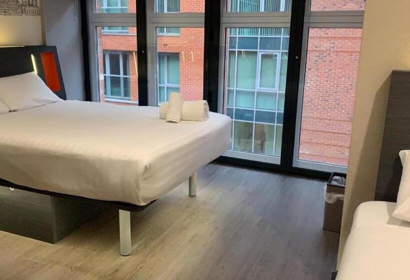 اتاق خانوادگی, Easyhotel Birmingham