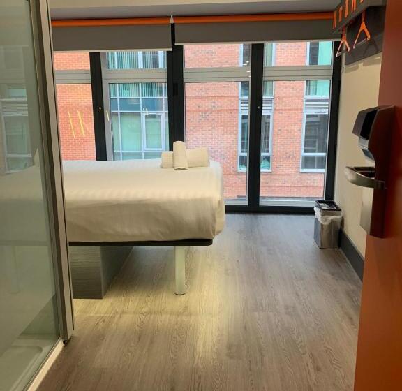 اتاق خانوادگی, Easyhotel Birmingham