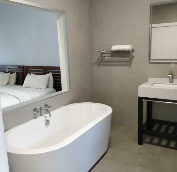 اتاق سوپریور با تخت بزرگ, Lake Kariba Inns