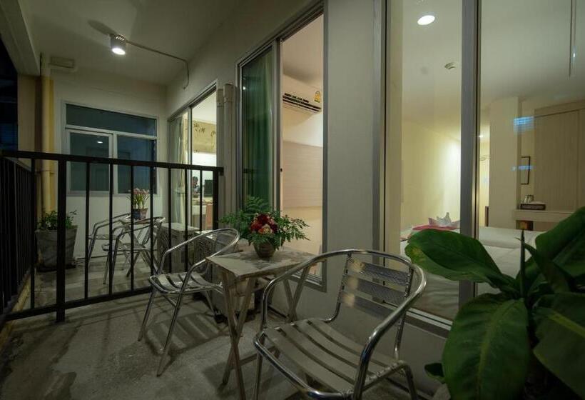 اتاق لوکس با بالکن, Villa Chacha Khaosan Rambuttri