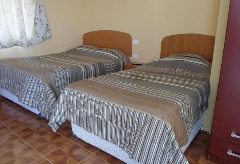 اتاق ساده سه‌ نفره, Hostal Playa Brava