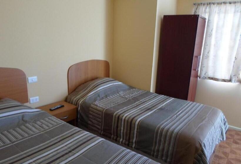 اتاق ساده سه‌ نفره, Hostal Playa Brava