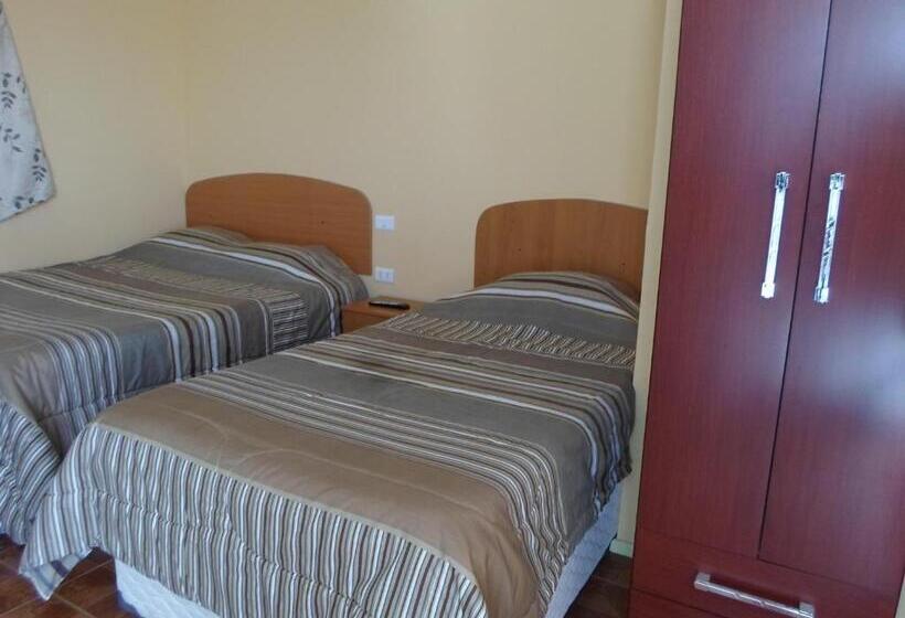 اتاق ساده سه‌ نفره, Hostal Playa Brava
