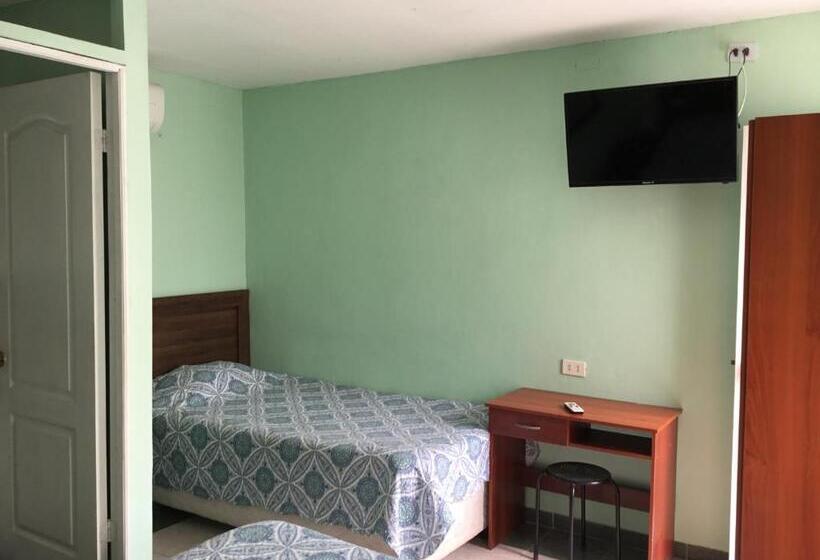 اتاق ساده سه‌ نفره, Hostal Playa Brava